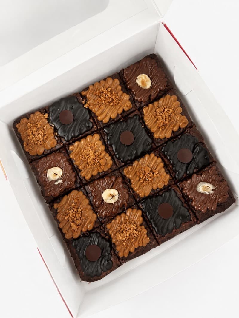 Box of 16 Mini Brownies 1