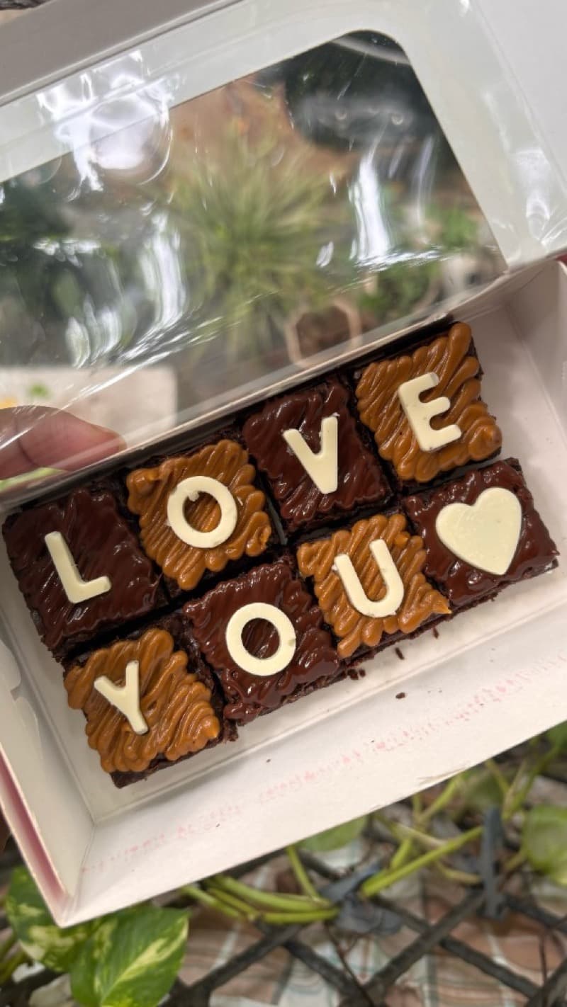 Box of 8 Mini Brownies 1