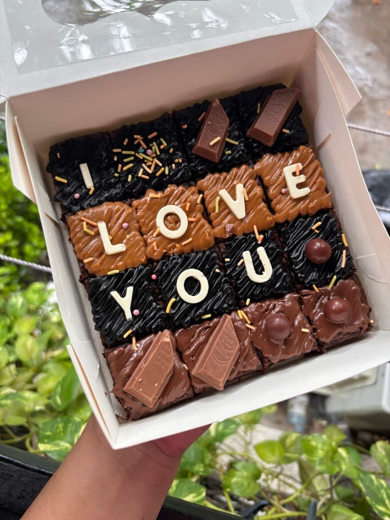 Box of 16 Mini Brownies 2