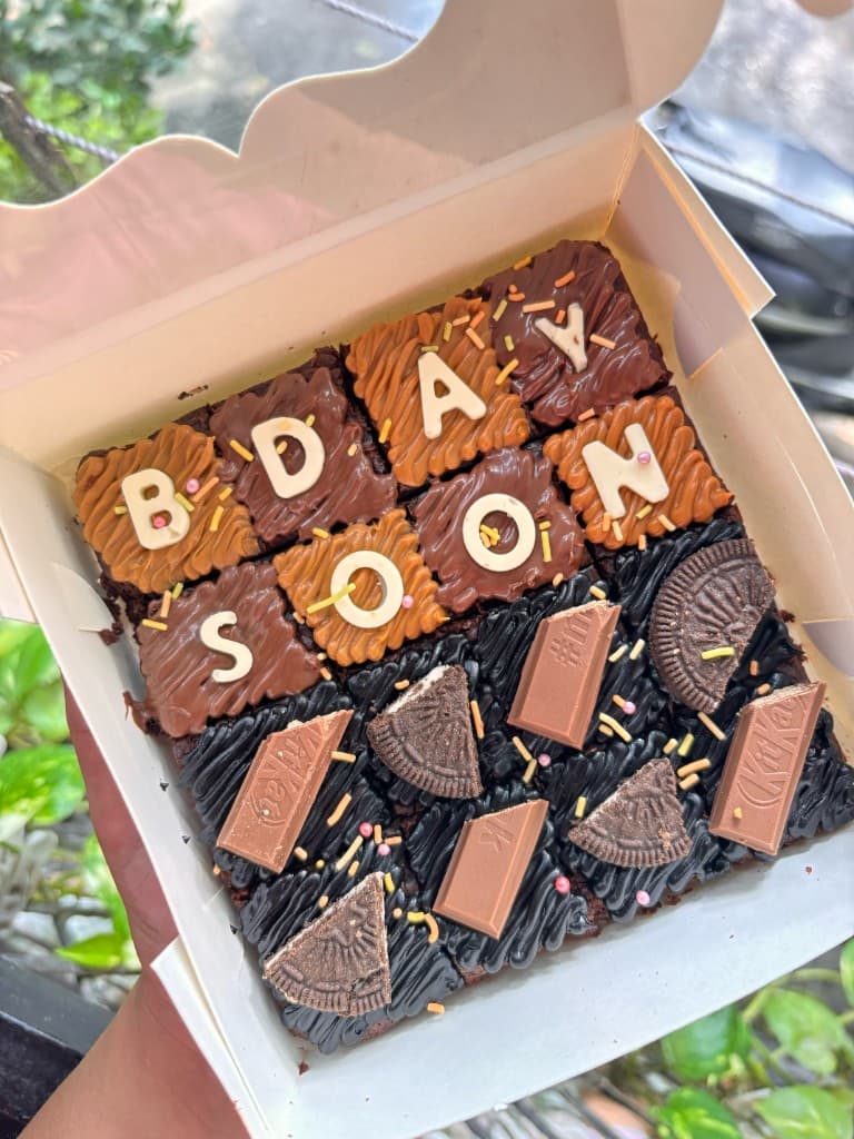 Box of 16 Mini Brownies 3