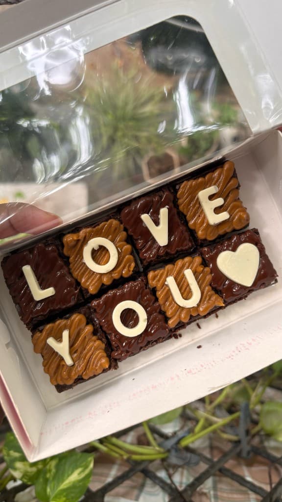 Box of 8 Mini Brownies 1